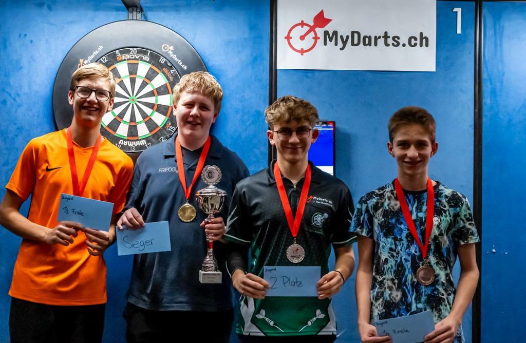 MyDarts Trophy 2023 - simple juniors (de gauche à droite): Dominik Beck (demi-finale); Samuel Schmutz (vainqueur), Ivan Jenni (finaliste) et Marlon Buchli (demi-finale)